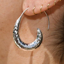 Load image into Gallery viewer, Hook Hammered Earring