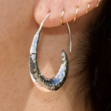 Load image into Gallery viewer, Hook Hammered Earring